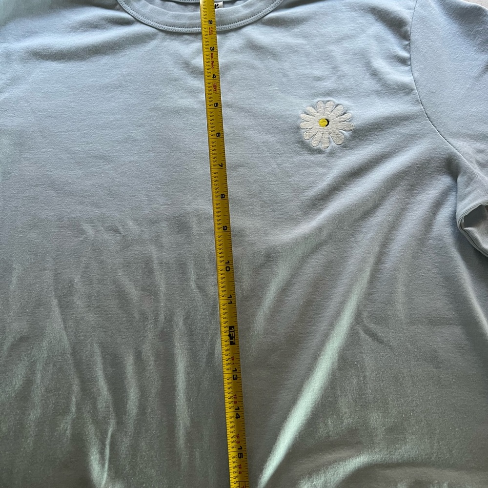 NWT - BP size XL crop top baby blue with a cute white Daisy! - Picture 2 of 5
